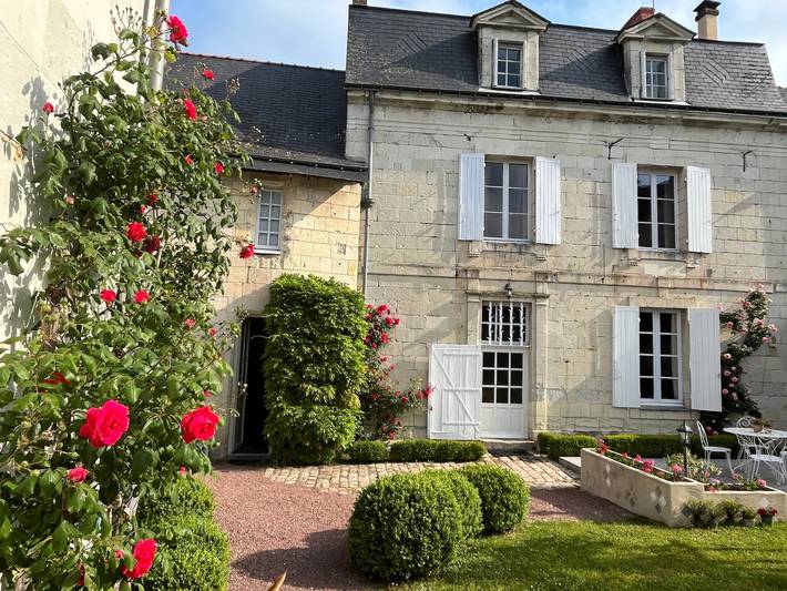 Chambre d’hôtes Empereur avec piscine partagée, terrasse commune et Wi-Fi in Beaufort-en-Vallée, Région d'Angers