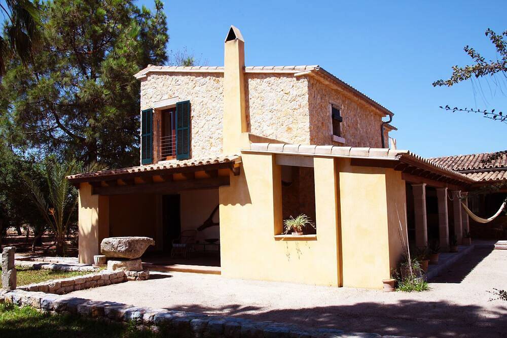 Beautiful design villa amongst vineyards, with pool, Bbc & mountains views in Santa Maria del Cami, Mallorca Inselmitte