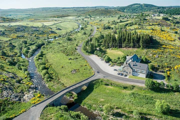 Hôtel pour 2 personnes, avec Terrasse et Jardin à Saint-Urcize
