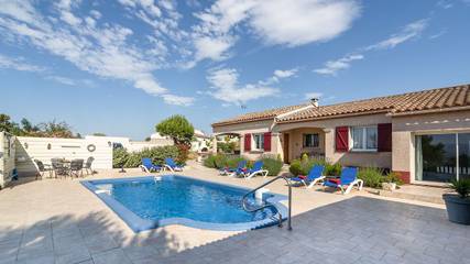 Cottage pour 6 personnes, avec jardin ainsi que piscine et terrasse à Escales