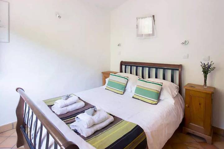 Gîte pour 3 personnes, avec Terrasse ainsi que Jardin et Piscine à Montferrer - 3