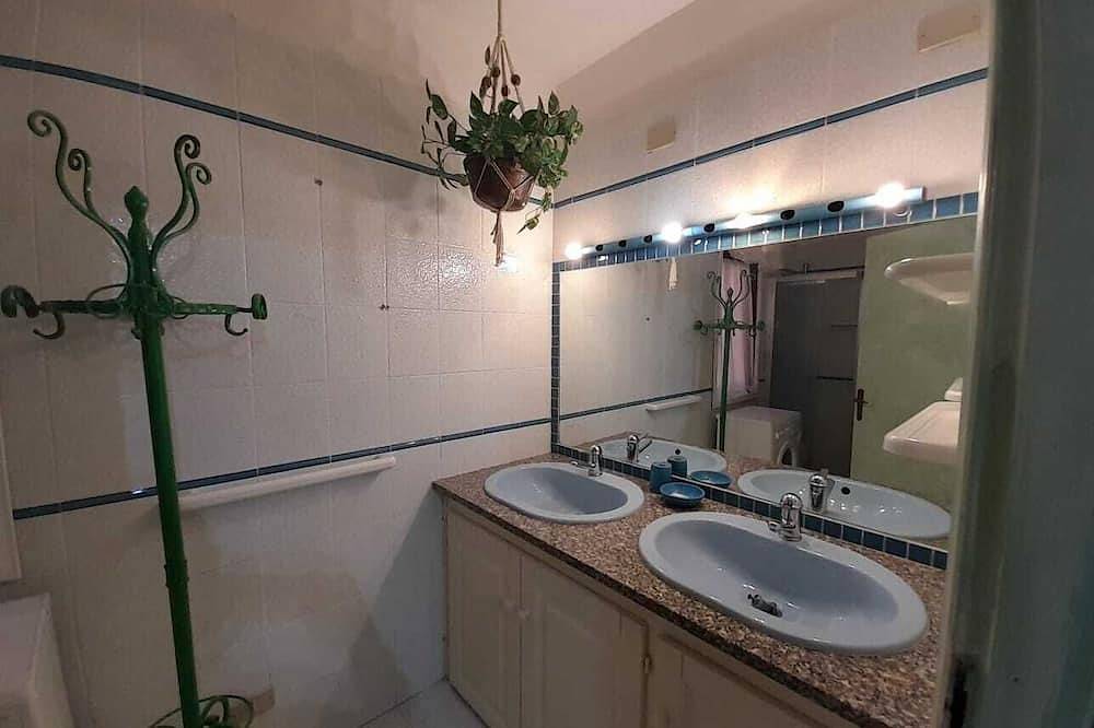 Ganze Wohnung, Three-Room Apartment House Emy C11 Ground Floor With Patio And Garden in Cala Reale, Costa Smeralda