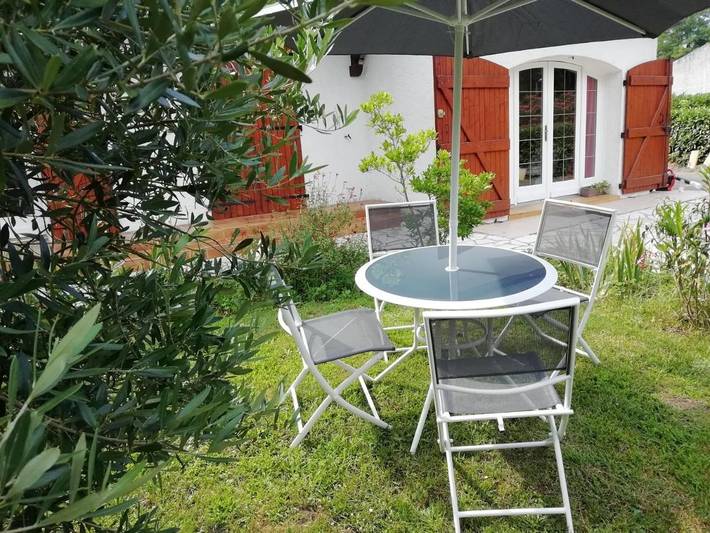 Gîte pour 2 personnes, avec piscine ainsi que jardin et vue, animaux acceptés à Seyresse