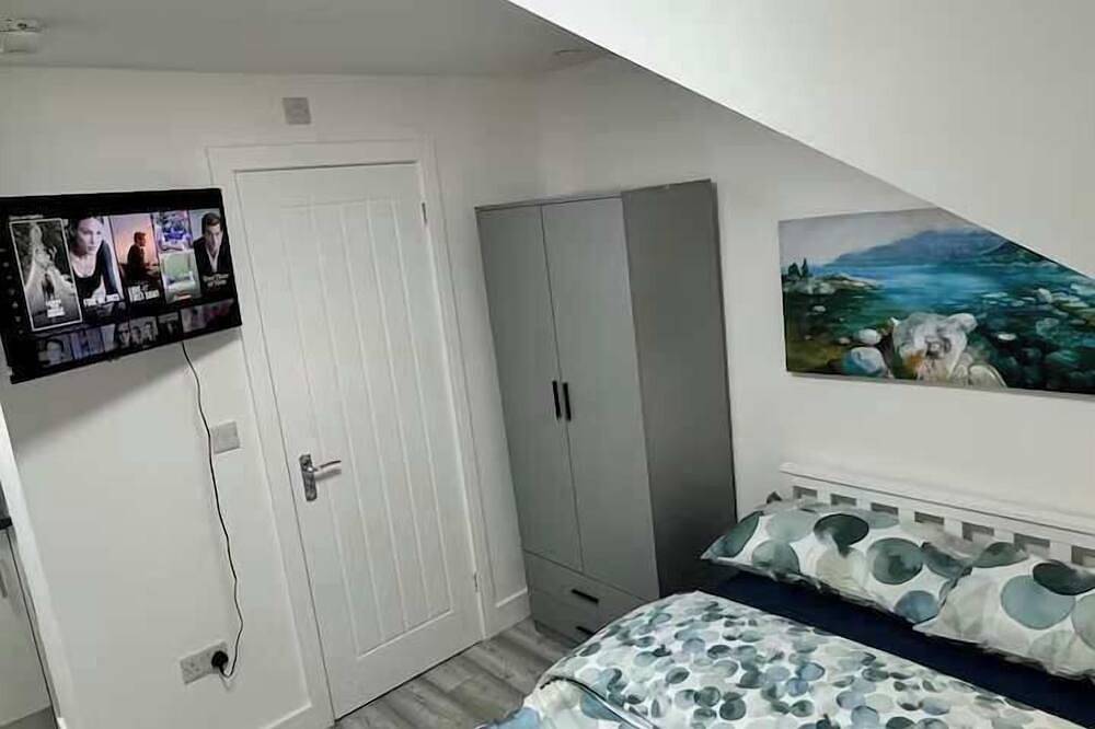 Entire apartment, Modern Cardiff Studio - Fast Wifi, Prime Location! in Cardiff, Cardiff region