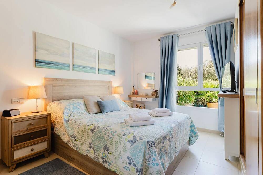 Entire apartment, Garden Apartment in Bellresguard, Steps from the Pine Walk in Port de Pollença, Pollença