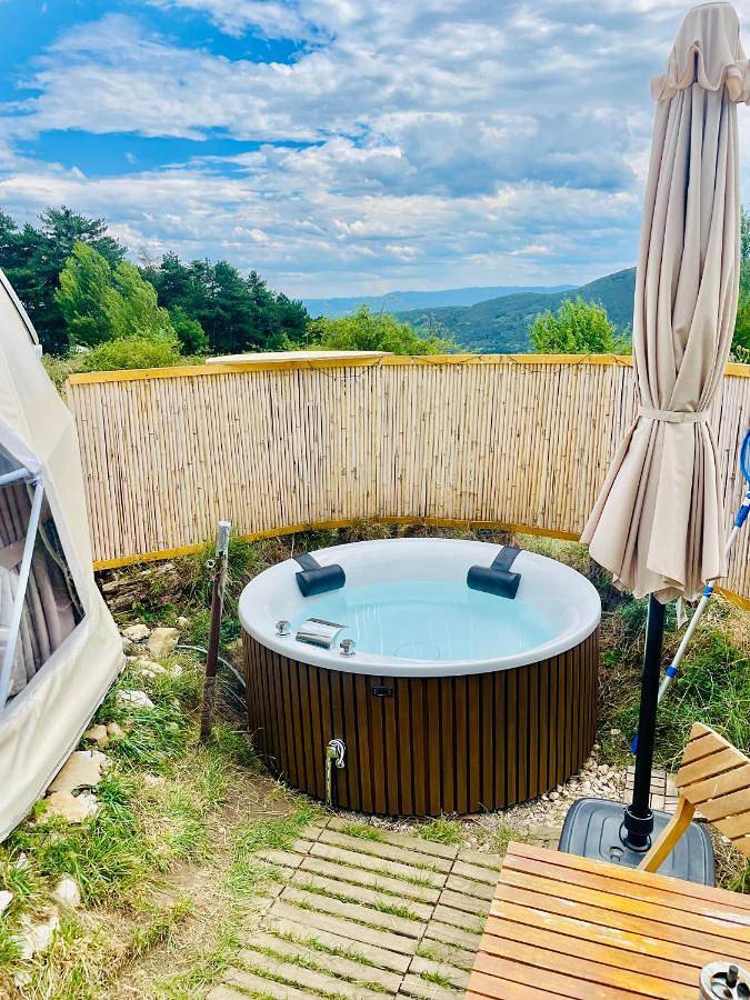 Glamping Hohe Wand - Kuppelzelt "Bergblick" mit Sternenfenster in Wiener Alpen in Niederösterreich