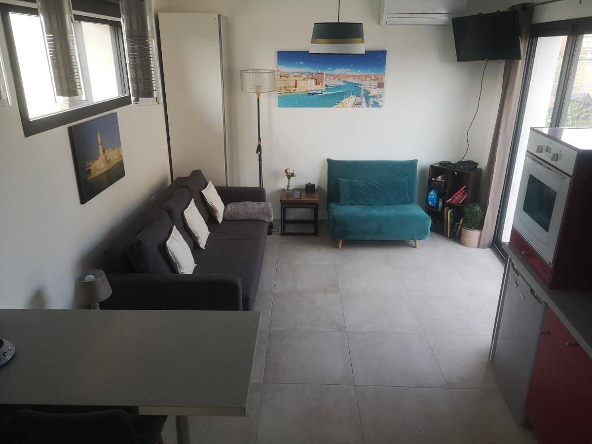 Appartement entier, Studio in Les Pennes-Mirabeau, Côte méditerranéenne (France)