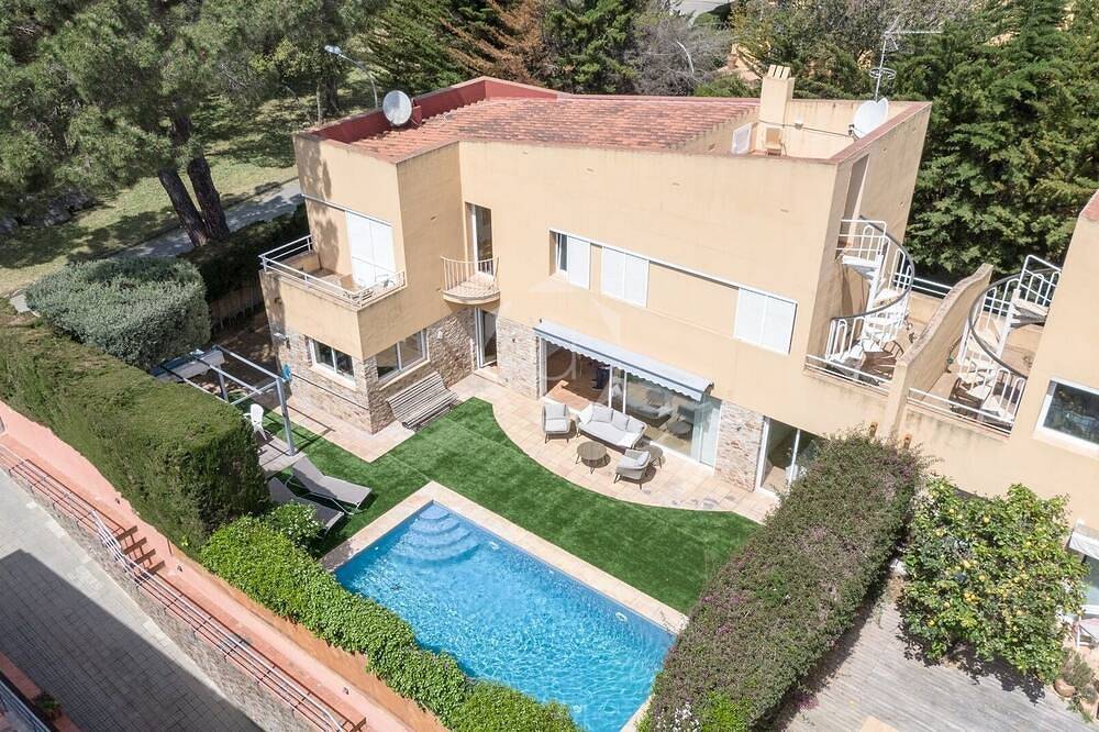 Villa moderne avec piscine privée, à 7 min à pieds des plages. in Calella de Palafrugell, Palafrugell