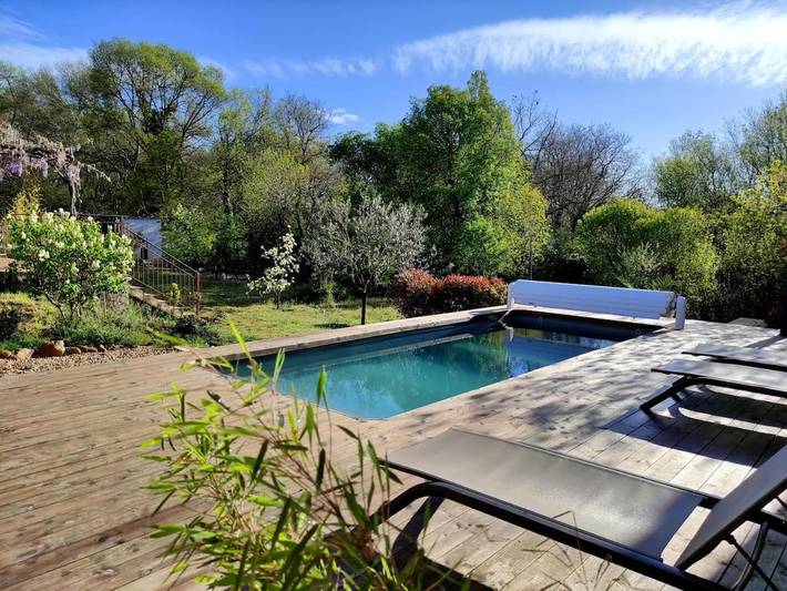 Gîte pour 2 personnes, avec vue et piscine ainsi que jardin et terrasse à Allègre-les-Fumades