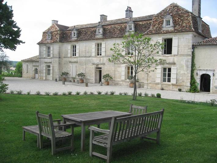 Chambre d’hôte pour 3 personnes, avec Terrasse ainsi que Jardin et Vue à Touvre