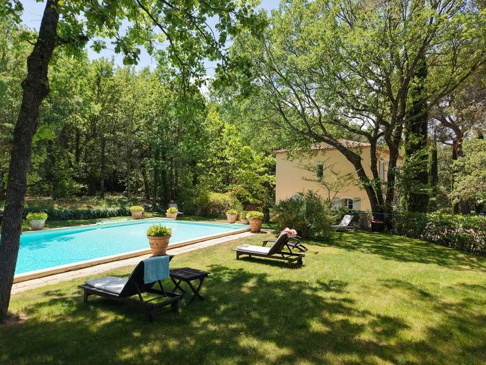 Location de vacances pour 12 personnes, avec piscine et jardin à Saint-Antonin-sur-Bayon