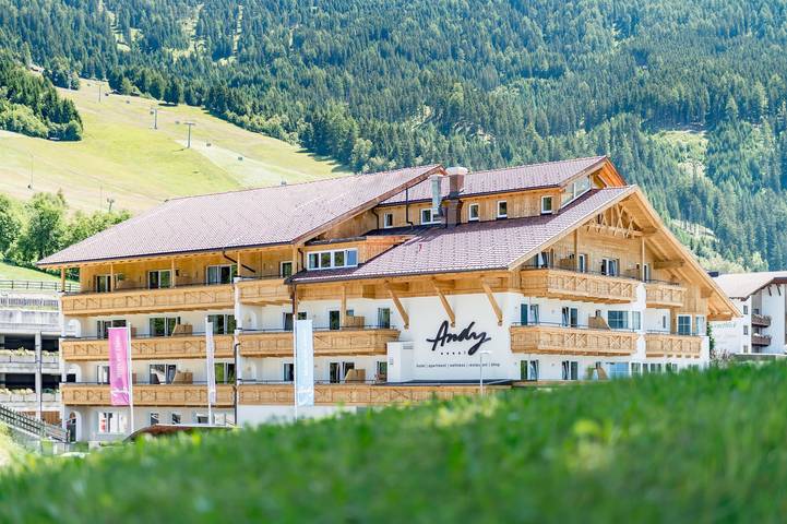 Hotel für 4 Personen, mit Balkon und Terrasse sowie Whirlpool und Garten im Pitztal