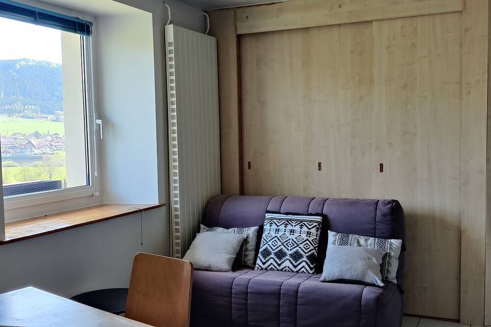 Appartement entier, \"Balcon\" sur les Bassins du Doubs et le village suisse des Brenets in Val de Morteau, Jura Francais
