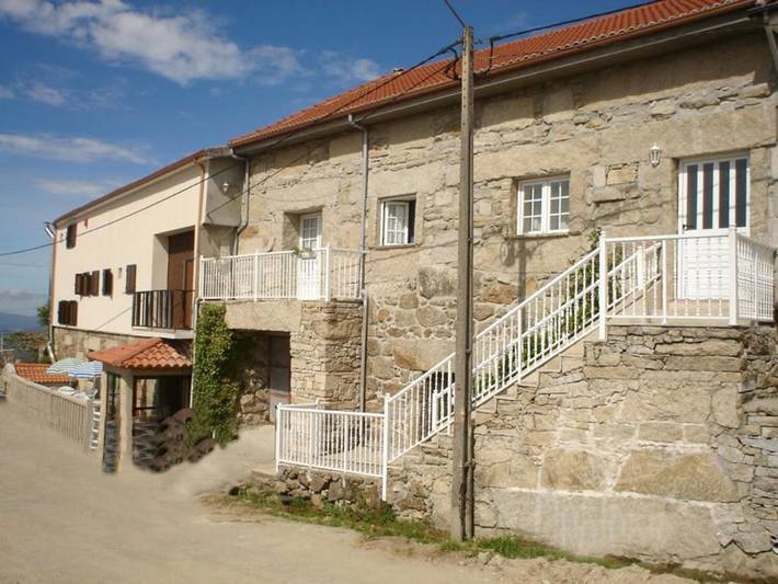 Location de vacances pour 14 personnes, avec vue ainsi que piscine et jardin dans Paredes Do Rio