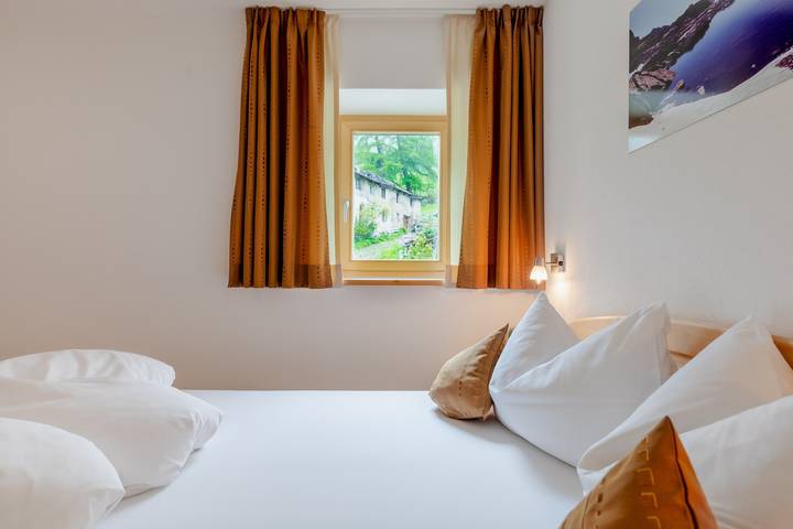 Hel lejlighed, Apartment 'Ausserglieshof Wohnung Weißkugel' with Mountain View, Shared Garden and Wi-Fi in Mals, Saldurkamm