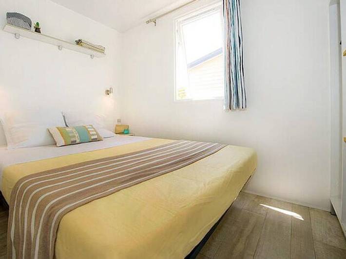 Camping Les Avignon - La Laune - Mobilheim 4 personen - Mobilheim | Classic | 2 Zi. | 4 Pers. | Erhöhte Terrasse in Villeneuve-lès-Avignon, Nimes und Umgebung