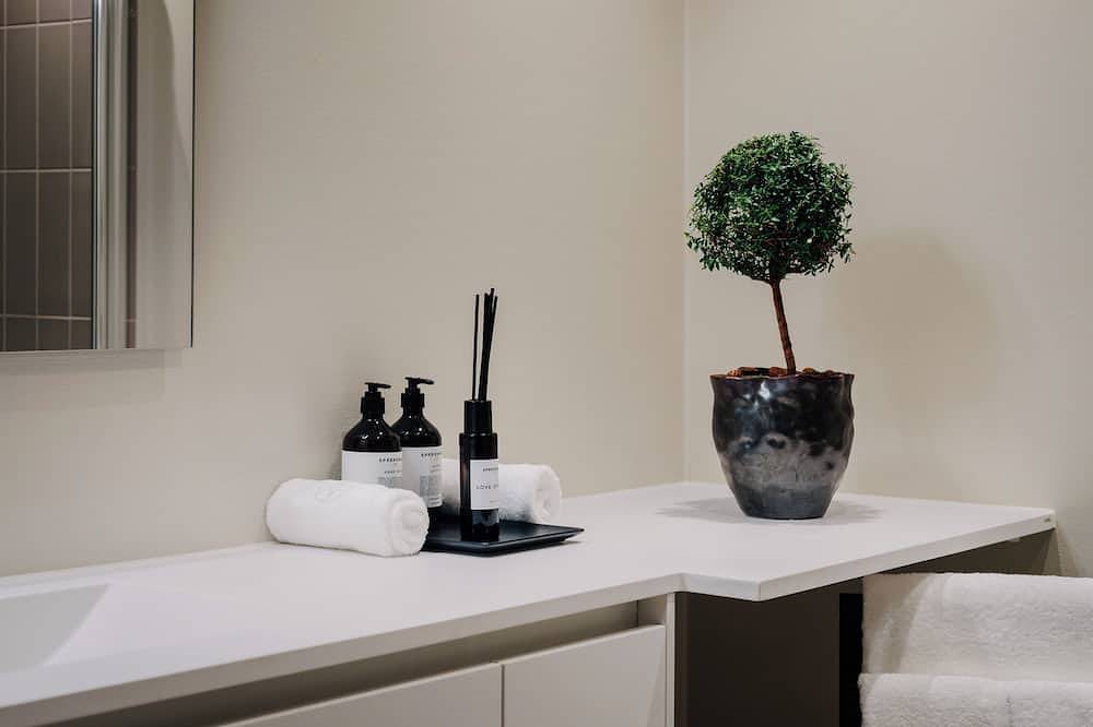 Entire apartment, Contemporary Oslo apartment with private garden & access to hotel facilities in Frogner, Oslo