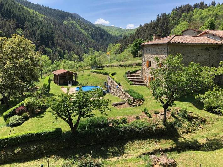 Location de vacances pour 8 personnes, avec piscine ainsi que vue et jardin à Chanéac