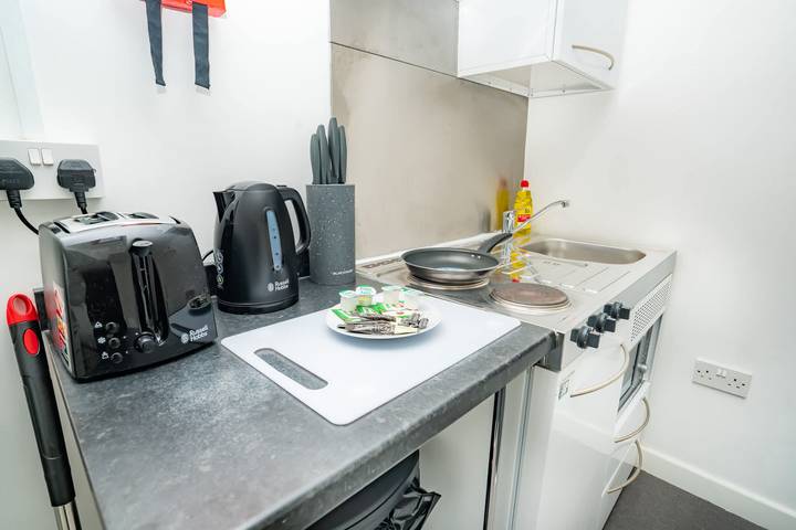 Entire apartment, Bright & Cosy Studio in Central Coventry in Coventry, Birmingham Area