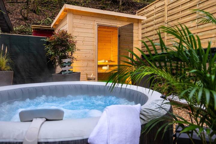 Ferienhaus für 20 Personen, mit Pool und Whirlpool sowie Sauna und Garten, mit Haustier am Mittelrhein