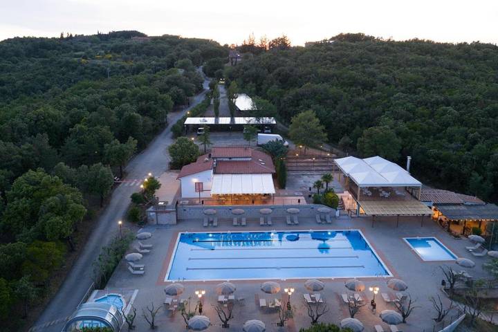 Camping pour 2 personnes, avec Terrasse et Jacuzzi ainsi que Jardin et Piscine