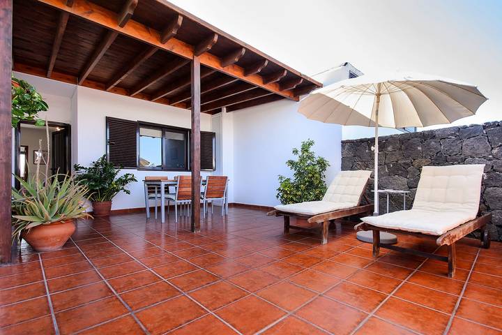 Villa idilliaca con piscina, terrazza, giardino, vista vulcano, wi-fi e aria condizionata in Tahiche, Teguise