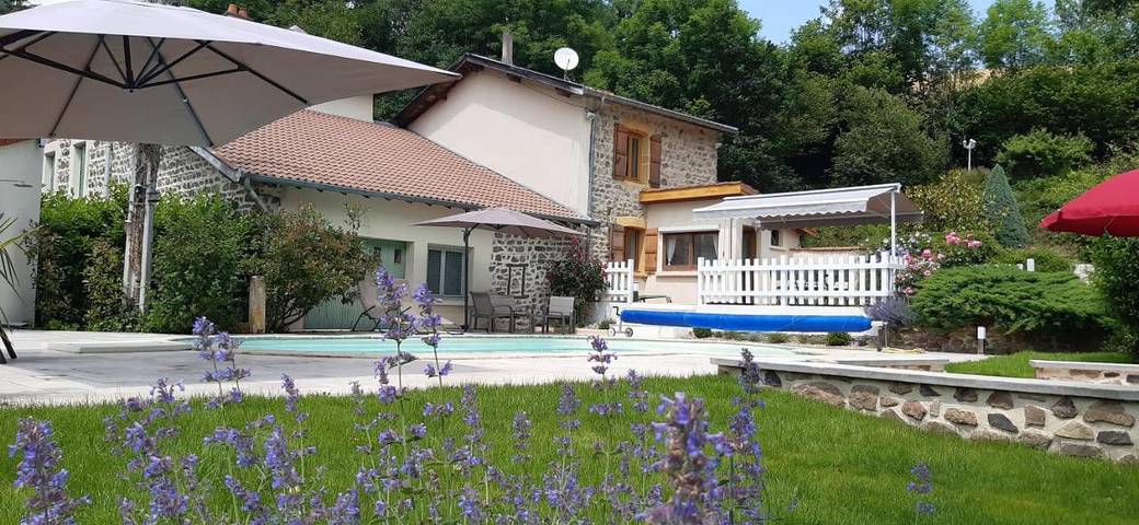 Location de vacances pour 4 personnes, avec jardin ainsi que piscine et vue dans Saint-Bonnet-le-Troncy