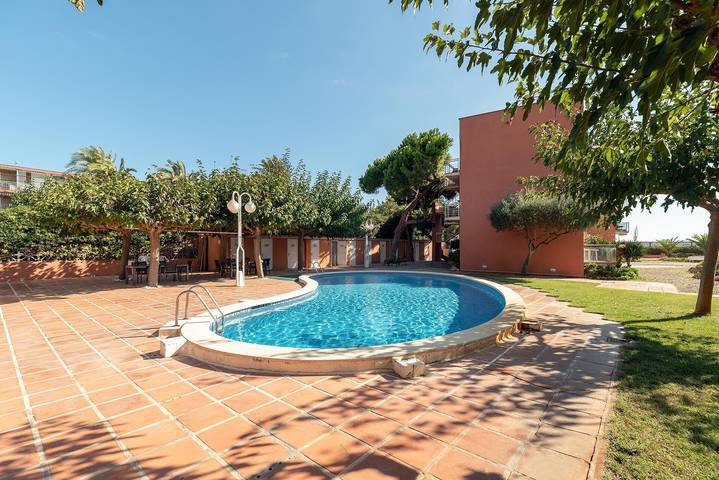 Ganze Wohnung, Haustierfreundliche Wohnung mit Meerblick renoviert mit Meerblick, Pool, Wlan, Klimaanlage, Terrasse in Platja de Gavà (Gavà), Gavà