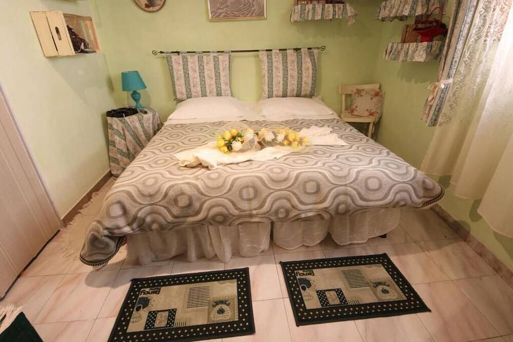 Beb \"Ziu Antoi and Aunt Srivia\" in Sestu, Campidano