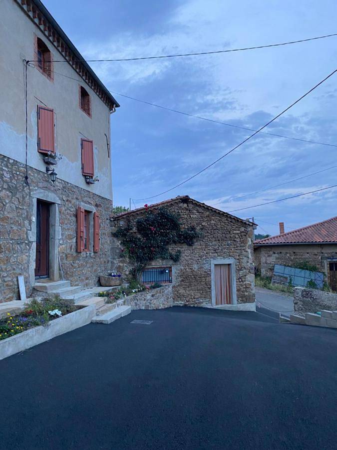 Gîte pour 3 personnes, avec Terrasse ainsi que Jardin et Vue à Pralong - 3