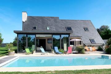 Gîte pour 6 personnes, avec balcon ainsi que jardin et piscine à Cast