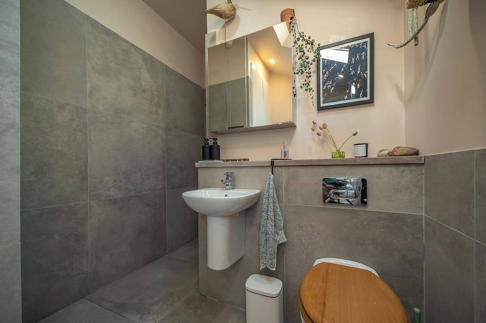 A pretty cottage by the sea, with uplifting views and lively Kinsale nearby. in County Cork