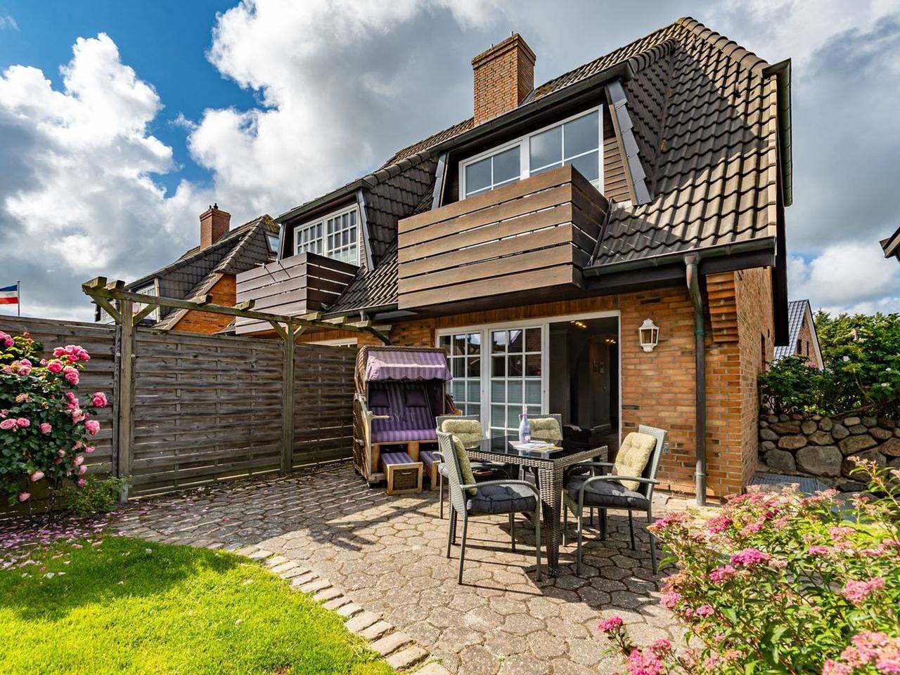 Haus Strandoase - Ferienhaushälfte für bis zu 6 Personen. Mit Sauna, Süd Terrasse und Süd Balkon. in Westerland, Sylt (Gemeinde)