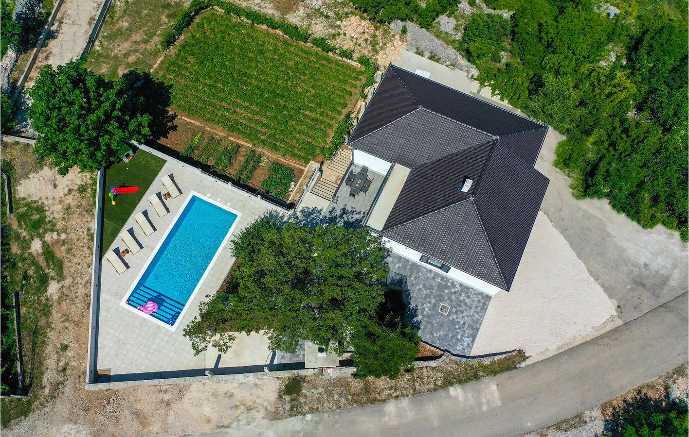 Geräumige 145 m² große Wohnung mit Pool, Terrasse und WLAN-Zugang in Makarska Riviera