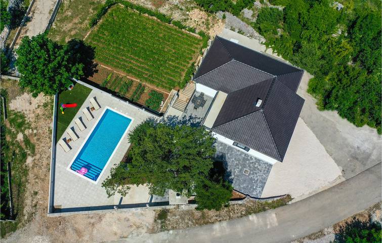 Ferienhaus für 8 Personen, mit Terrasse und Pool - 1