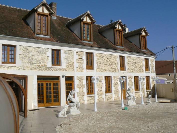 Location de vacances pour 2 personnes, avec Terrasse et Jacuzzi ainsi que Jardin et Piscine à Venoy