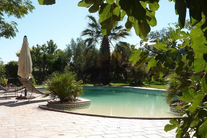 Gîte pour 2 personnes, avec piscine ainsi que terrasse et jardin