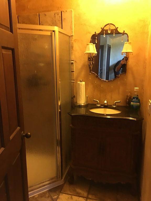 Vacation rental for 8 people, with yard and hot tub in Lake Austin