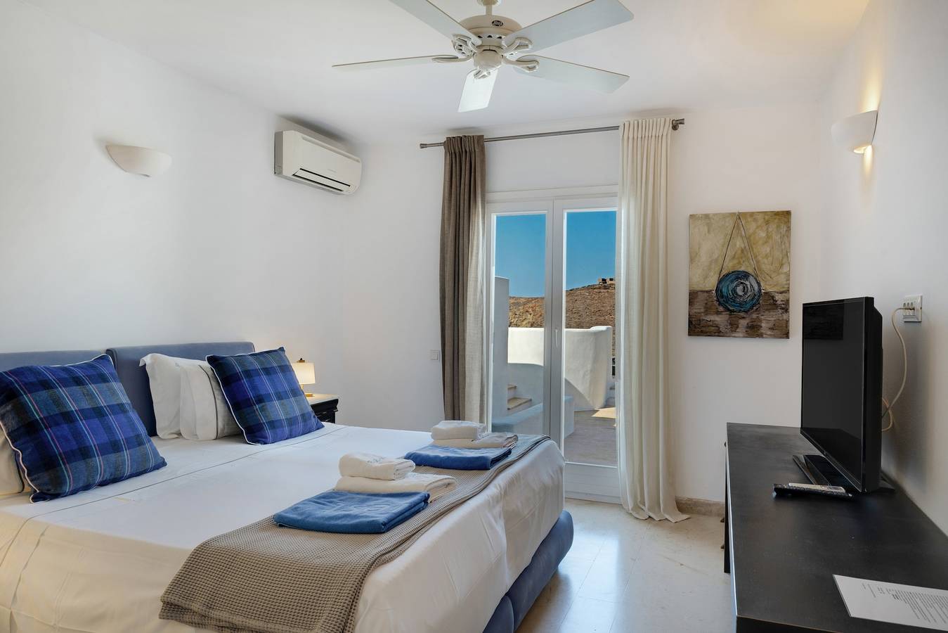 Villa "Blueros - Main" with Sea View, Shared Pool & Wi-Fi in Poseidonia, Syros