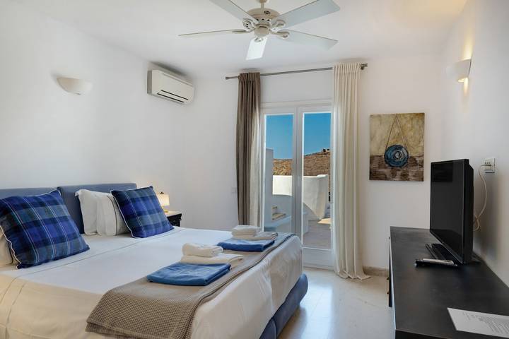 Villa for 6 people, with garden and hot tub, with pets in Syros