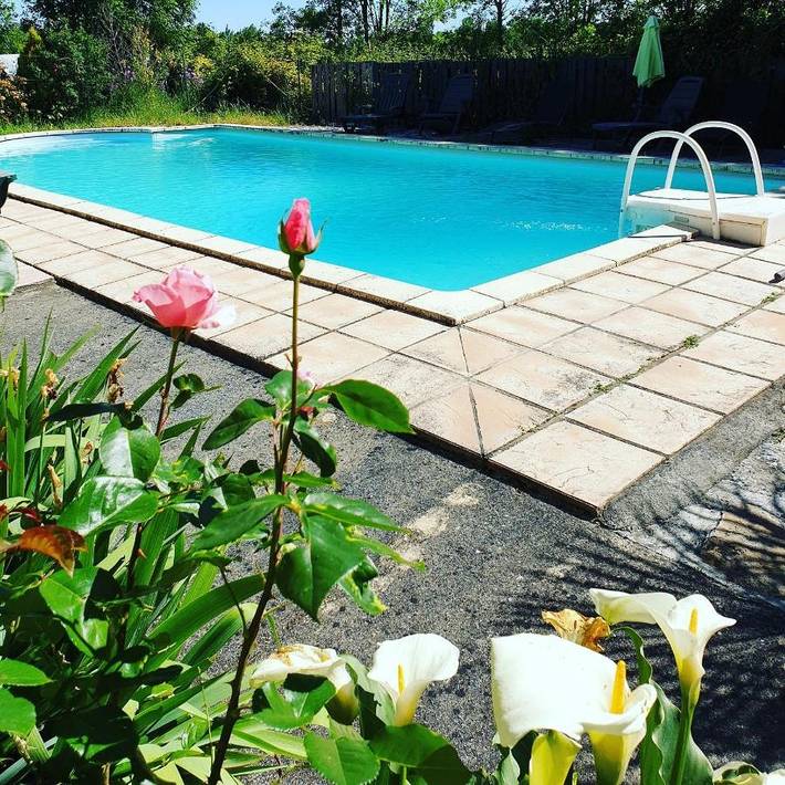 Gîte pour 5 personnes, avec piscine et vue ainsi que terrasse et jardin à Sainte-Sévère (Charente)