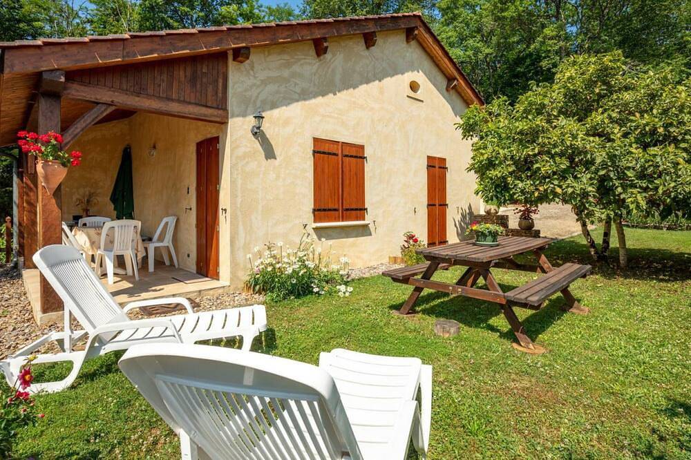 Maison Périgourdine avec Jardin, Terrasse et Accès Wifi à 3.5 km des Eyzies de Tayac in Tursac, Périgord Noir