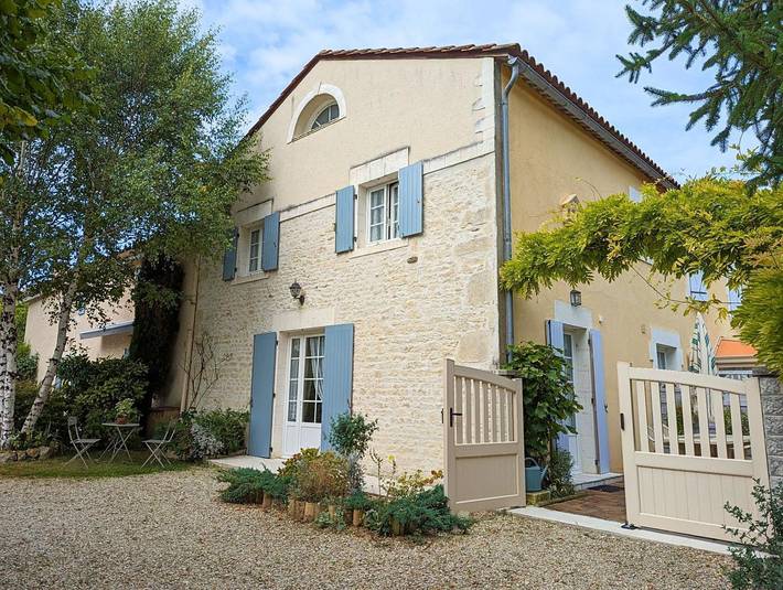 Gîte pour 4 personnes, avec jardin dans Saint-Genis-d'Hiersac