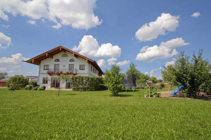 Ferienwohnung für 4 Personen, mit Balkon und Terrasse sowie Garten und Ausblick in Oberpframmern