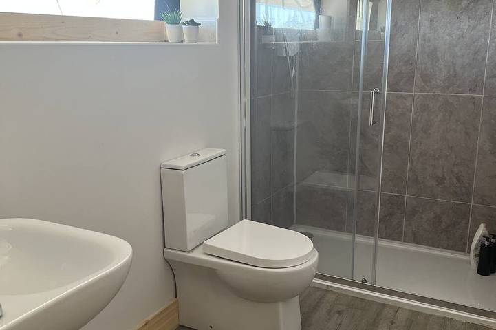 Luxury safari tent sleeps 6. Wild Atlantic Way Connemara near beach/Aran Islands in Connemara