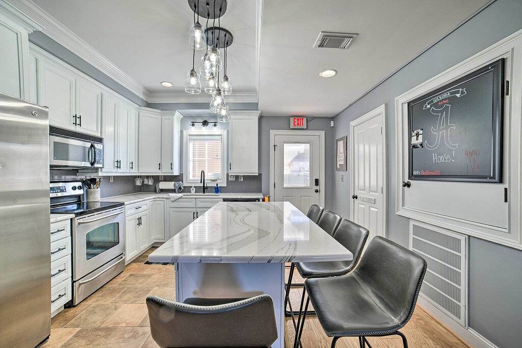 Modern Retreat ~ 1/2 Mi to Bryant-Denny Stadium in Tuscaloosa, Tuscaloosa County