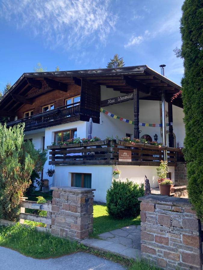 Ferienwohnung für 4 Personen, mit Balkon und Terrasse sowie Garten und Pool in Ehrwald