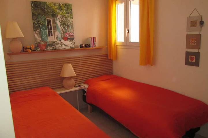 Gîte pour 4 personnes, avec terrasse ainsi que jardin et piscine dans Office De Tourisme De La Croix Valmer - 3