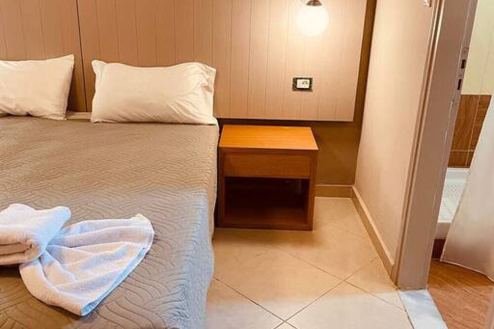Du Sud Star Villa - 40meters to beach. Sleeps 8. in Platanias, Chania und Umgebung