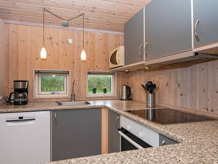 Ferienhaus für 8 Personen, mit Whirlpool und Terrasse sowie Garten und Sauna in Pøt Strandby - 4